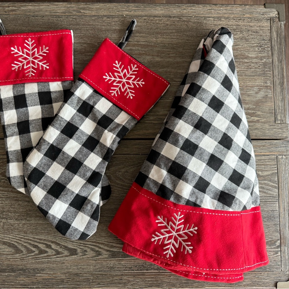 Black and White Checkered Stockings Christmas Tree Skirt With Red Snowflake Trim